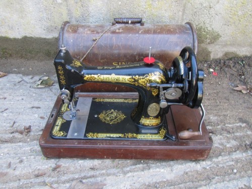 Vintage singer sewing machine In Case